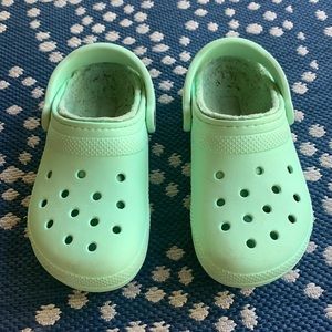Sz 5 woman’s fleece lined crocs